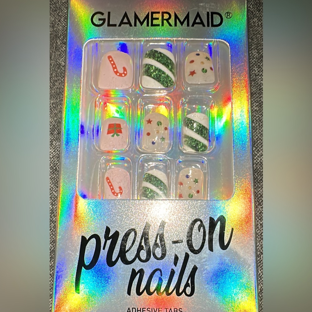 Glamermaid Press On  Nails. Short “Christmas Design”.
